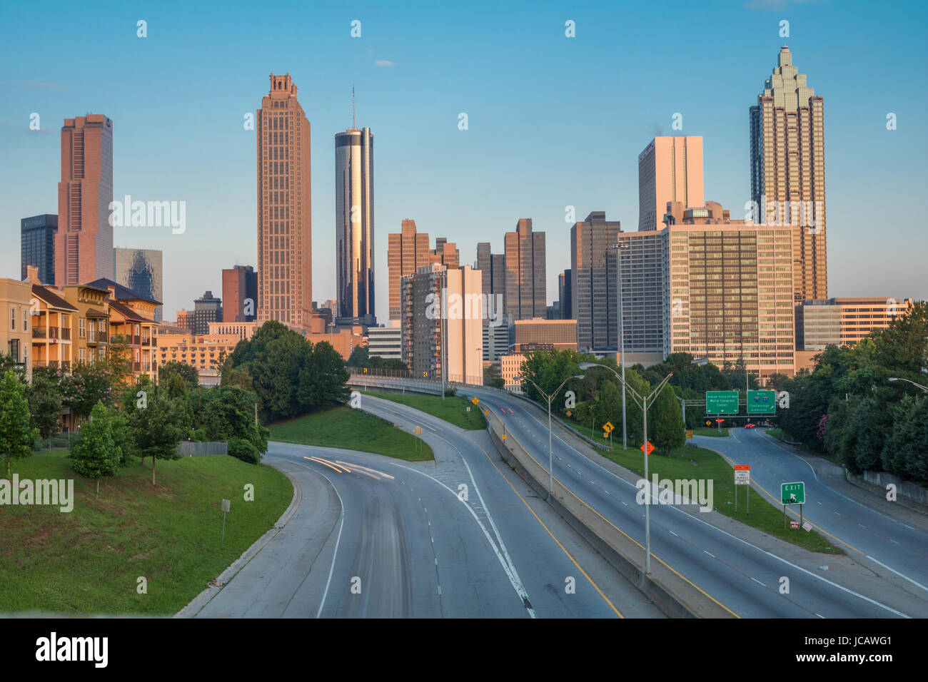 Photo horizontale de la skyline d'Atlanta comme vu en début de matinée de la Jackson Street Bridge (tous les noms d'entreprises sur les bâtiments ont été modifiés Banque D'Images