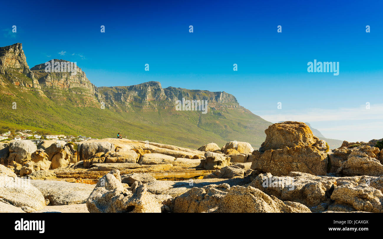 La plage de Camps Bay, AFRIQUE DU SUD - 4 octobre 2015 : une personne non identifiée sur les rochers côtiers de Camps Bay à Cape Town, Afrique du Sud. Banque D'Images