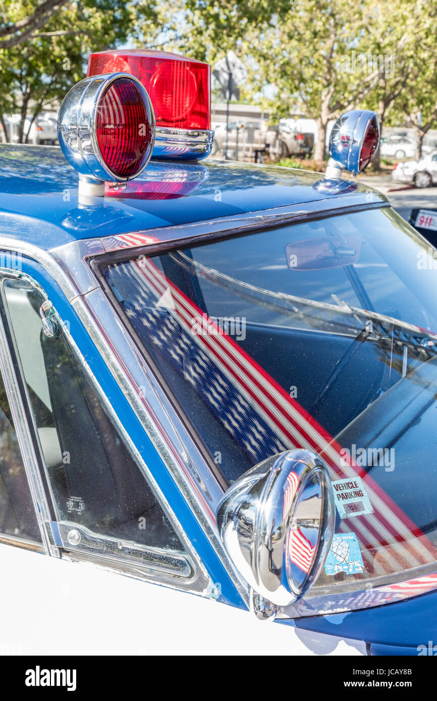 Un voiture de police avec le drapeau américain Banque D'Images