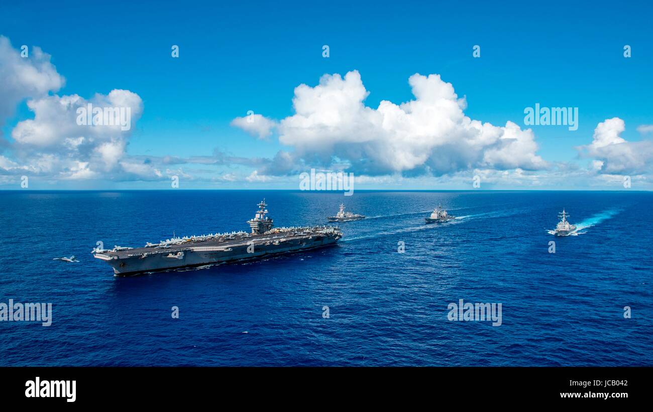 La Marine américaine de classe Nimitz porte-avions USS Carl Vinson escorté par la classe Arleigh Burke destroyers lance-missiles USS Wayne E. Meyer, droite, USS, Michael Murphy, gauche, et de la classe Ticonderoga croiseur lance-missiles USS Lake Champlain au cours de l'exploitation le 12 juin 2017 dans l'océan Pacifique. Banque D'Images