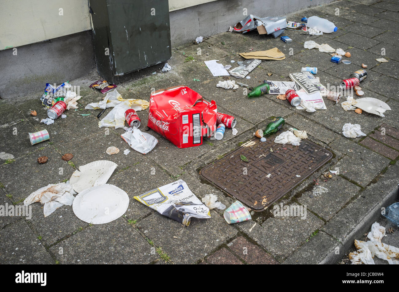 Litière éparpillés sur une rue résidentielle dans la région de Cardiff, Pays de Galles du Sud Banque D'Images