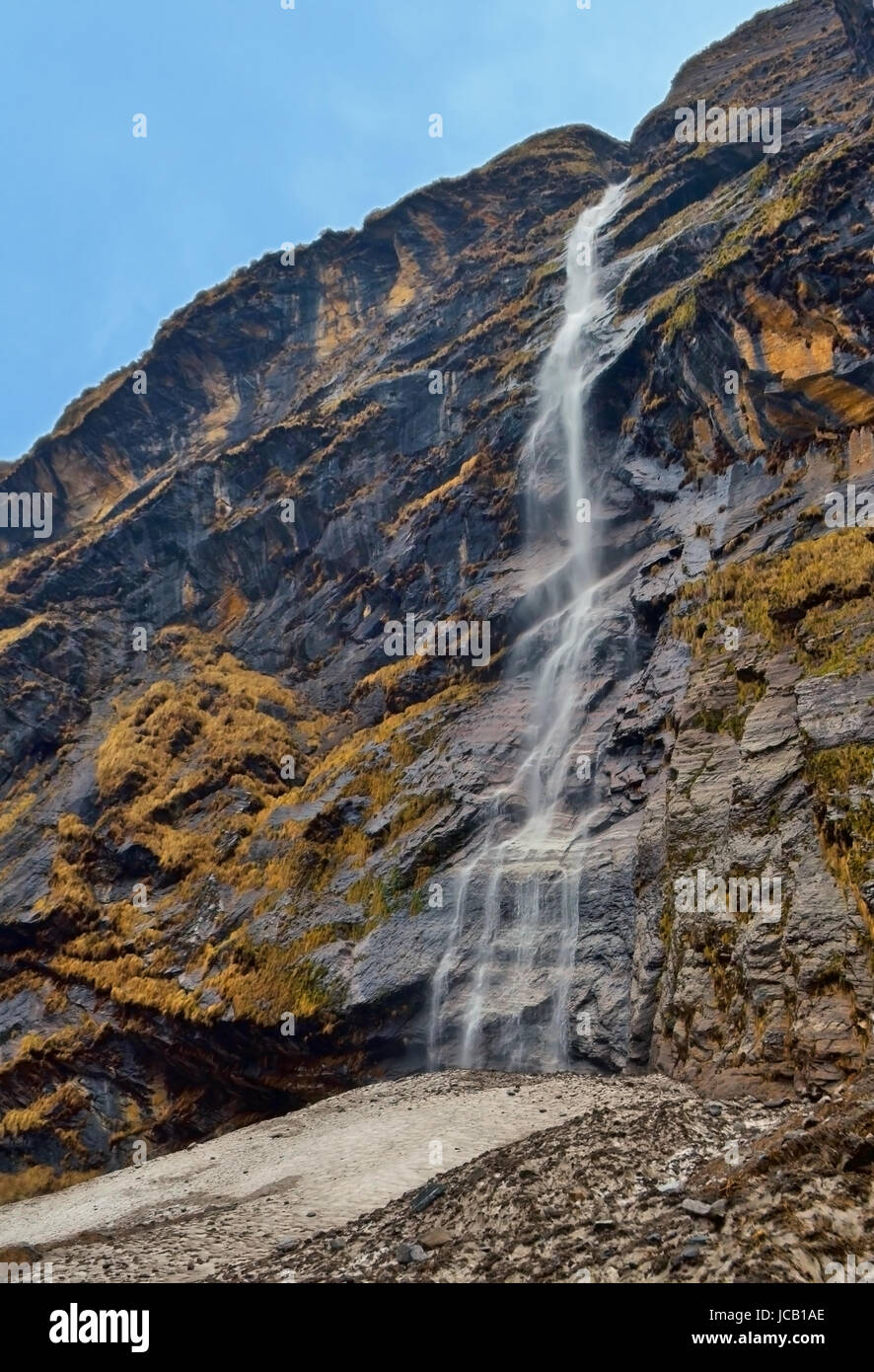 Cascade de montagne Paysage en Himalaya, de l'Annapurna Base Camp. Banque D'Images