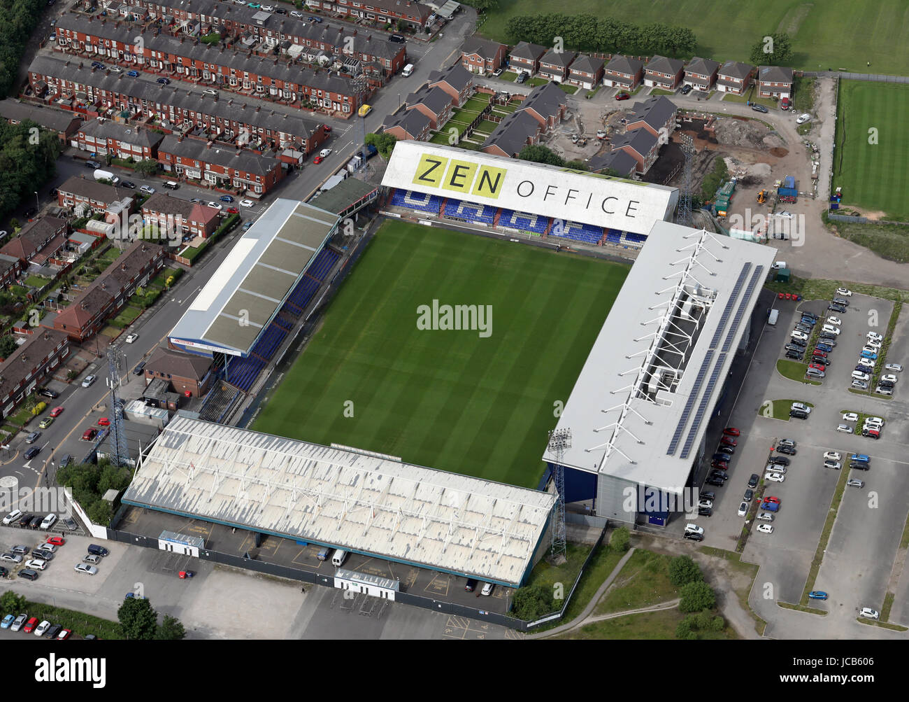 Vue aérienne de la frontière Oldham Athletic Park Stadium, terrain de football de UK Banque D'Images