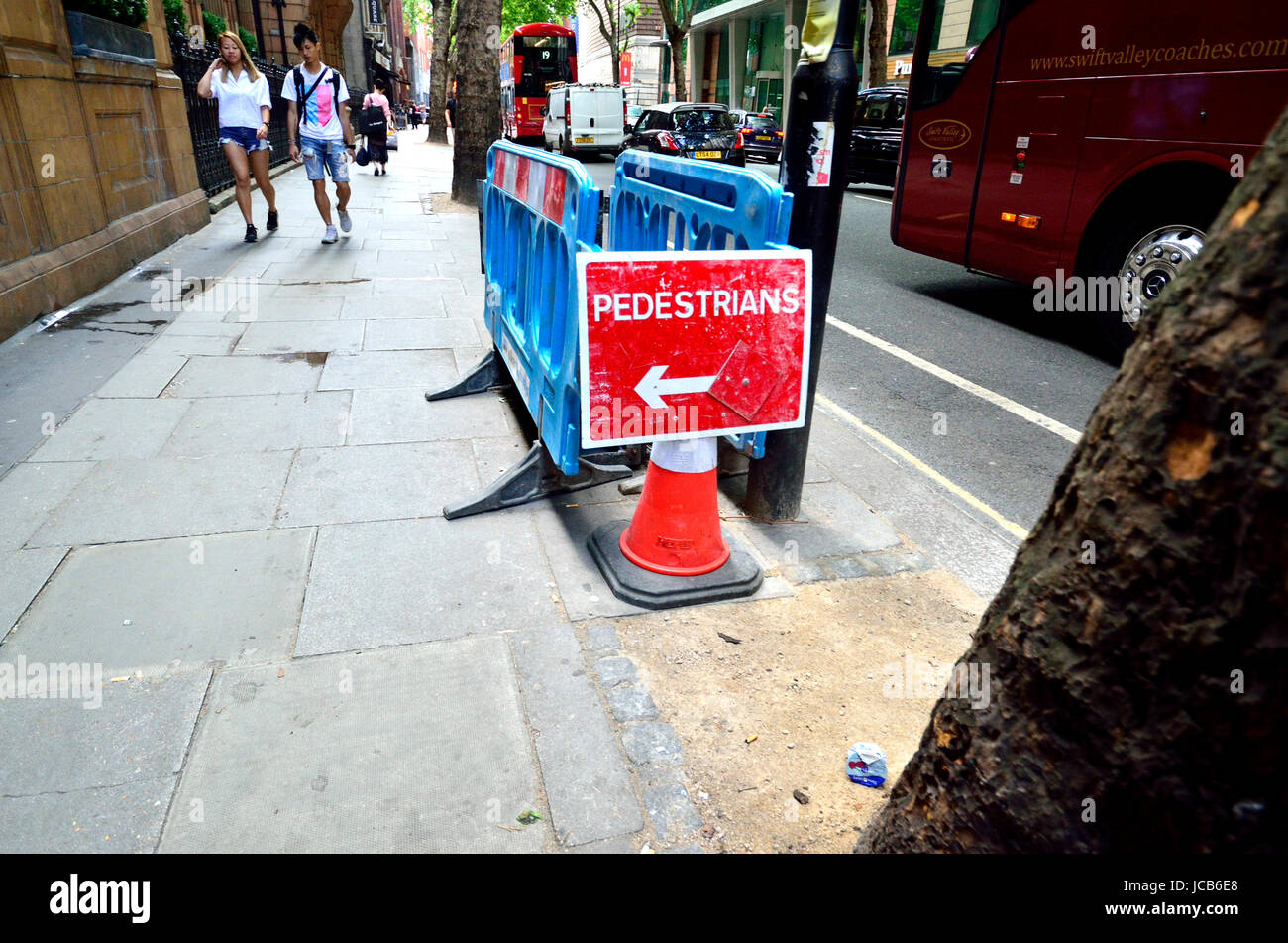 Londres, Angleterre, Royaume-Uni. Panneau d'avertissement pour les piétons sur le trottoir Banque D'Images