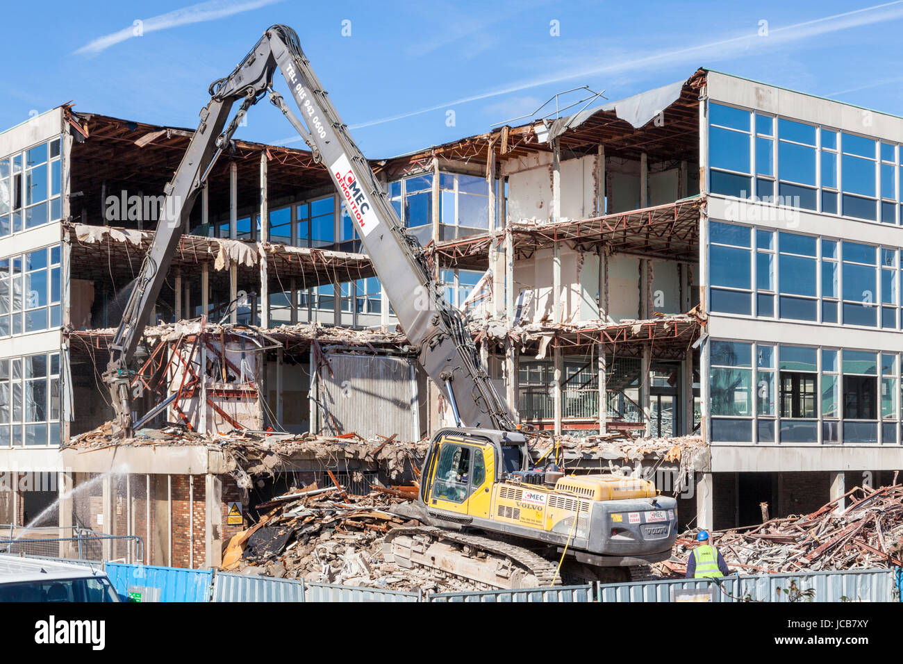 Pelle de démolition engagés dans la démolition d'un immeuble de bureaux appartenant à fermoir Nottinghamshire County Council, Lancashire, England, UK Banque D'Images
