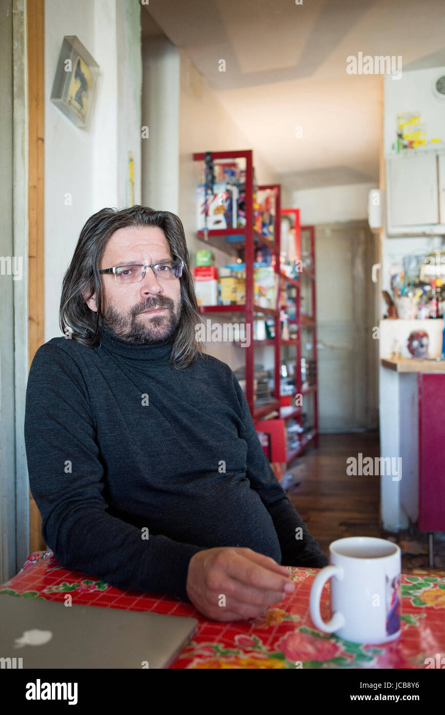 Portrait de Christian Ingrao (historien) à sa place 20/10/2016 Â©Hannah ASSOULINE/Opale Banque D'Images