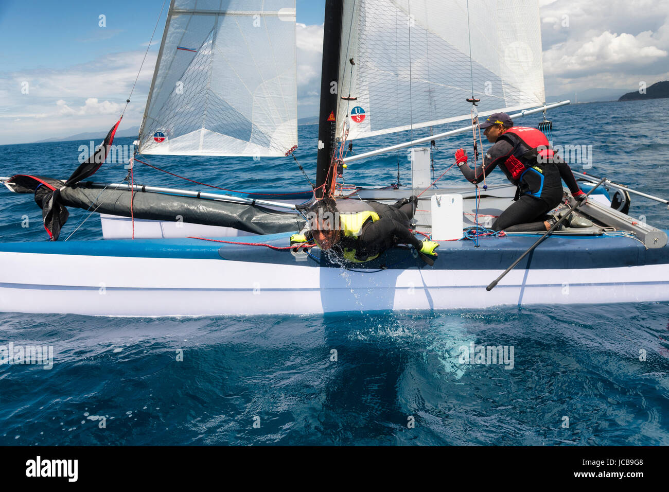 PUNTA ALA - 3 juin : femme athlétique sur voilier catamaran Formule 18 au cours de la régate, le 3 juin 2016 à Punta Ala, Italie Banque D'Images