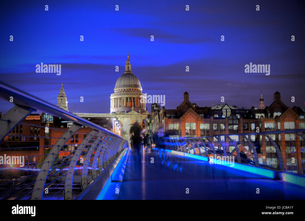 La Cathédrale St Paul à partir de la passerelle du millénaire à Londres, Royaume-Uni Banque D'Images