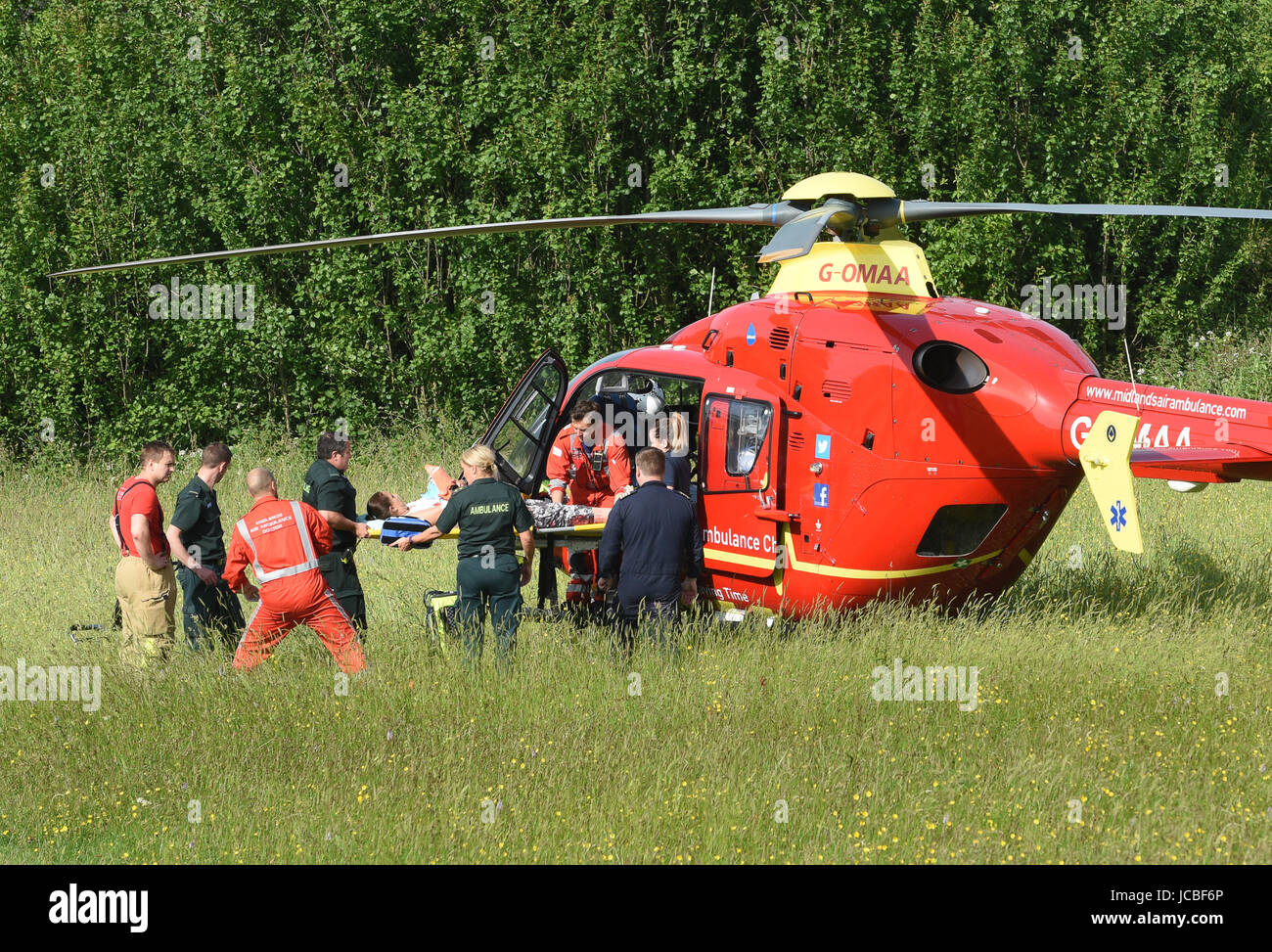 West Midlands et l'équipe médicale d'Ambulance paramedics NHS levage d'une accident de la patient dans l'hélicoptère Uk Banque D'Images