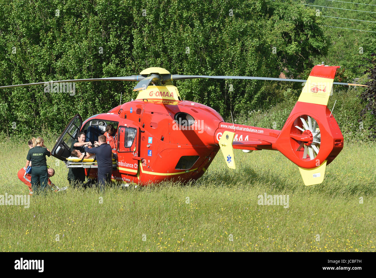 West Midlands et l'équipe médicale d'Ambulance paramedics NHS levage d'une accident de la patient dans l'hélicoptère Uk Banque D'Images
