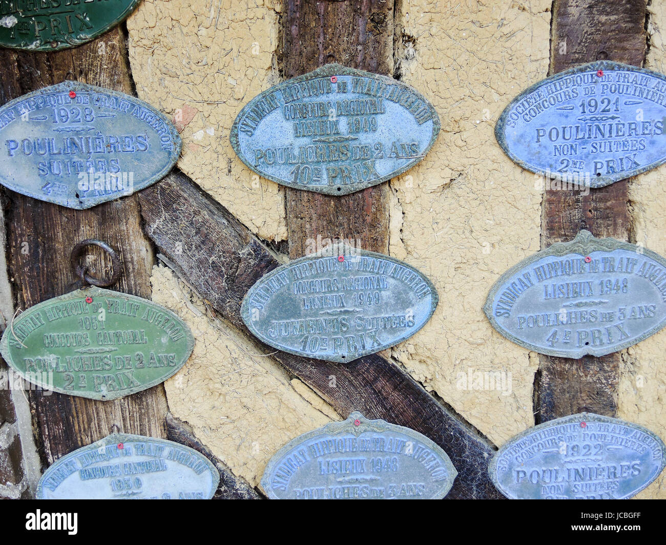 BEUVRON-en-Auge, FRANCE - 6 août 2014 : insignes commémoratifs en l'honneur des réalisations dans les concours les producteurs de cidre à partir de début du xxe siècle sur la Route du cidre de Normandie Banque D'Images