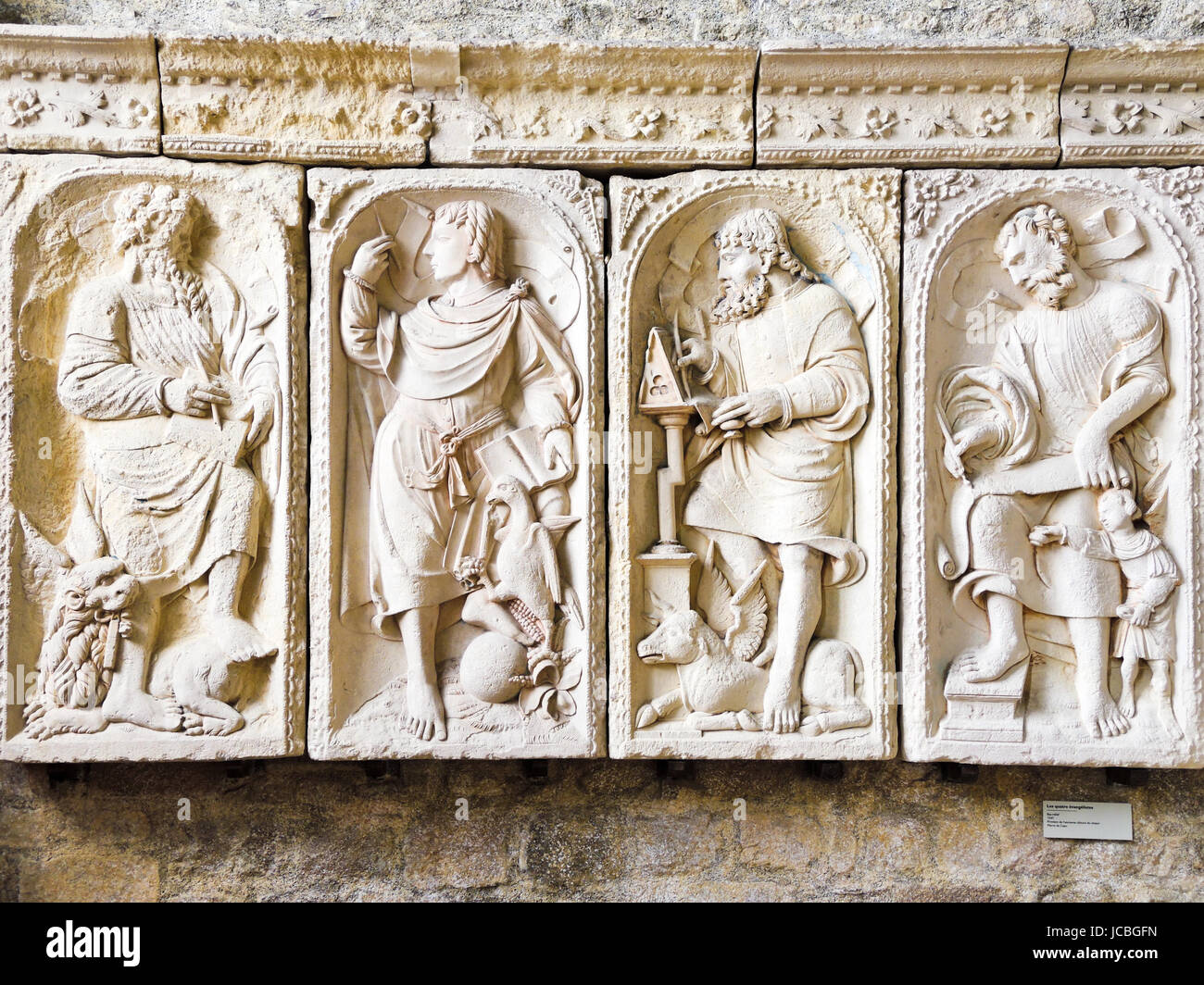 MONT SAINT-MICHEL, FRANCE - 9 août 2014 : reliefs à l'Église-abbaye du Mont Saint Michel. L'abbaye a été protégé en tant que monument historique à partir de 1862 en Français Banque D'Images