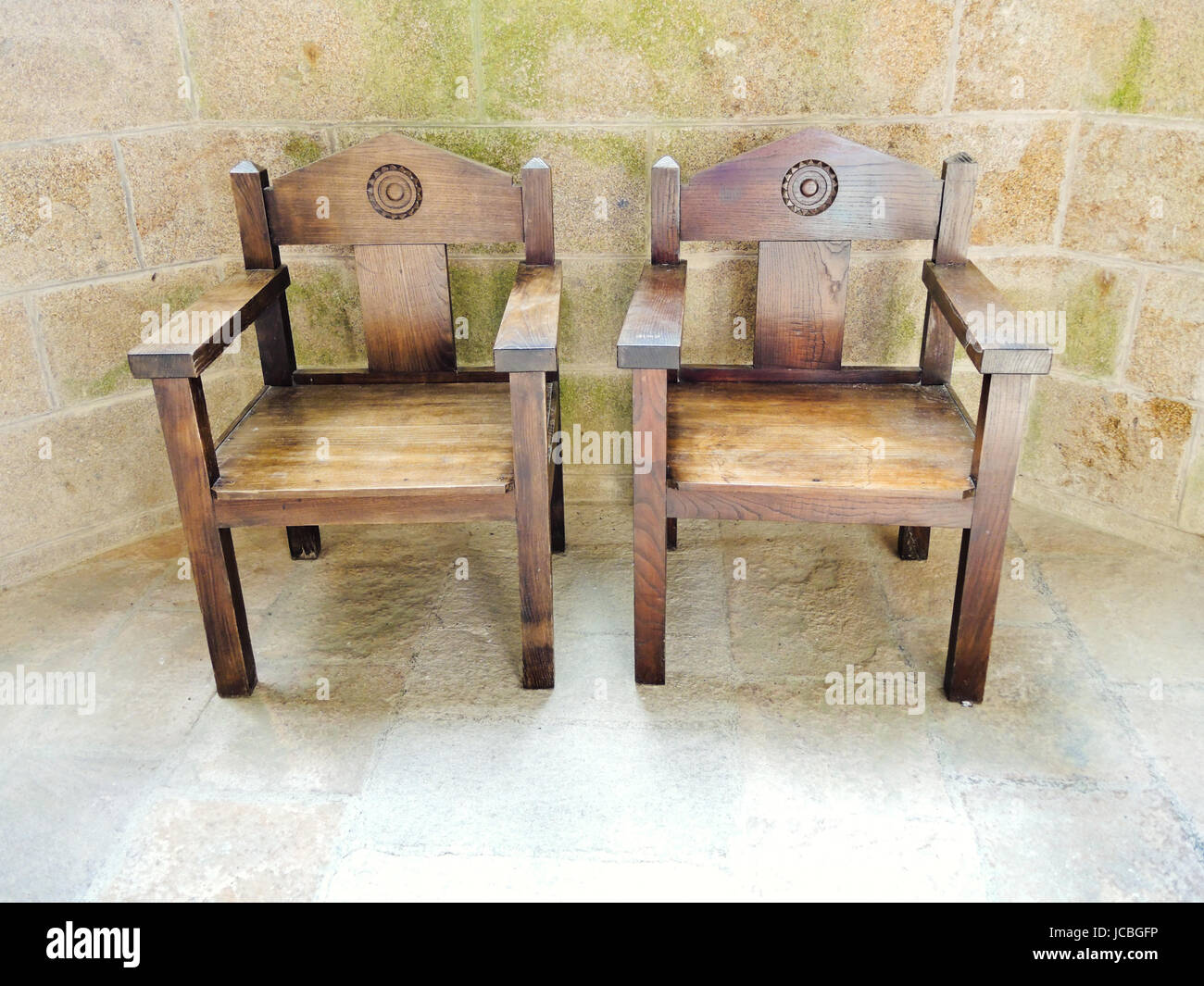 MONT SAINT-MICHEL, FRANCE - 9 août 2014 : fauteuils en bois à l'église-abbaye du Mont Saint Michel. L'abbaye a été protégé en tant que monument historique à partir de 1862 en Français Banque D'Images