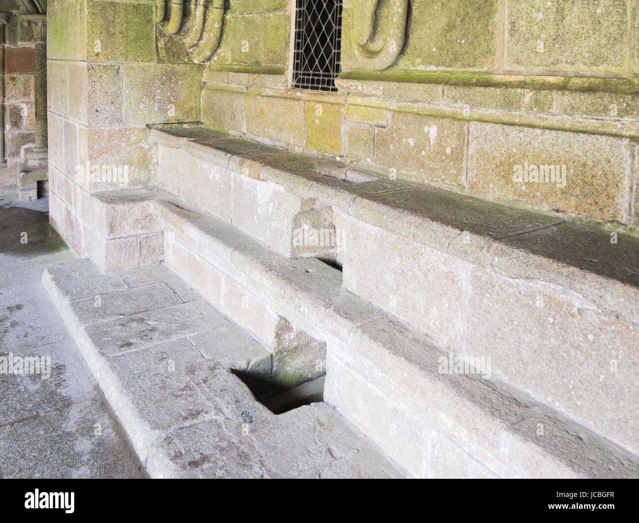 MONT SAINT-MICHEL, FRANCE - 9 août 2014 : Sièges en pierre à l'abbaye du Mont Saint Michel. L'abbaye a été protégé en tant que monument historique à partir de 1862 en Français Banque D'Images