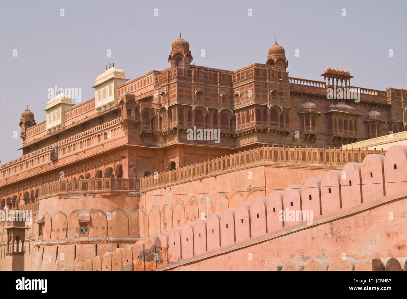 Les murs de grès rouge de Junagarh Fort entourant les bâtiments palais sculpté de manière exquise. Bikaner, Rajasthan, Inde. Banque D'Images