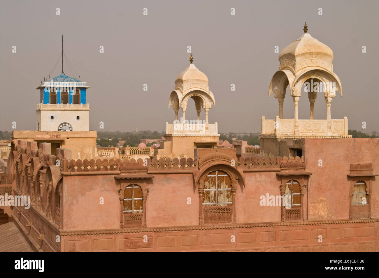 Les murs de grès rouge de Junagarh Fort entourant les bâtiments palais sculpté de manière exquise. Bikaner, Rajasthan, Inde. Banque D'Images