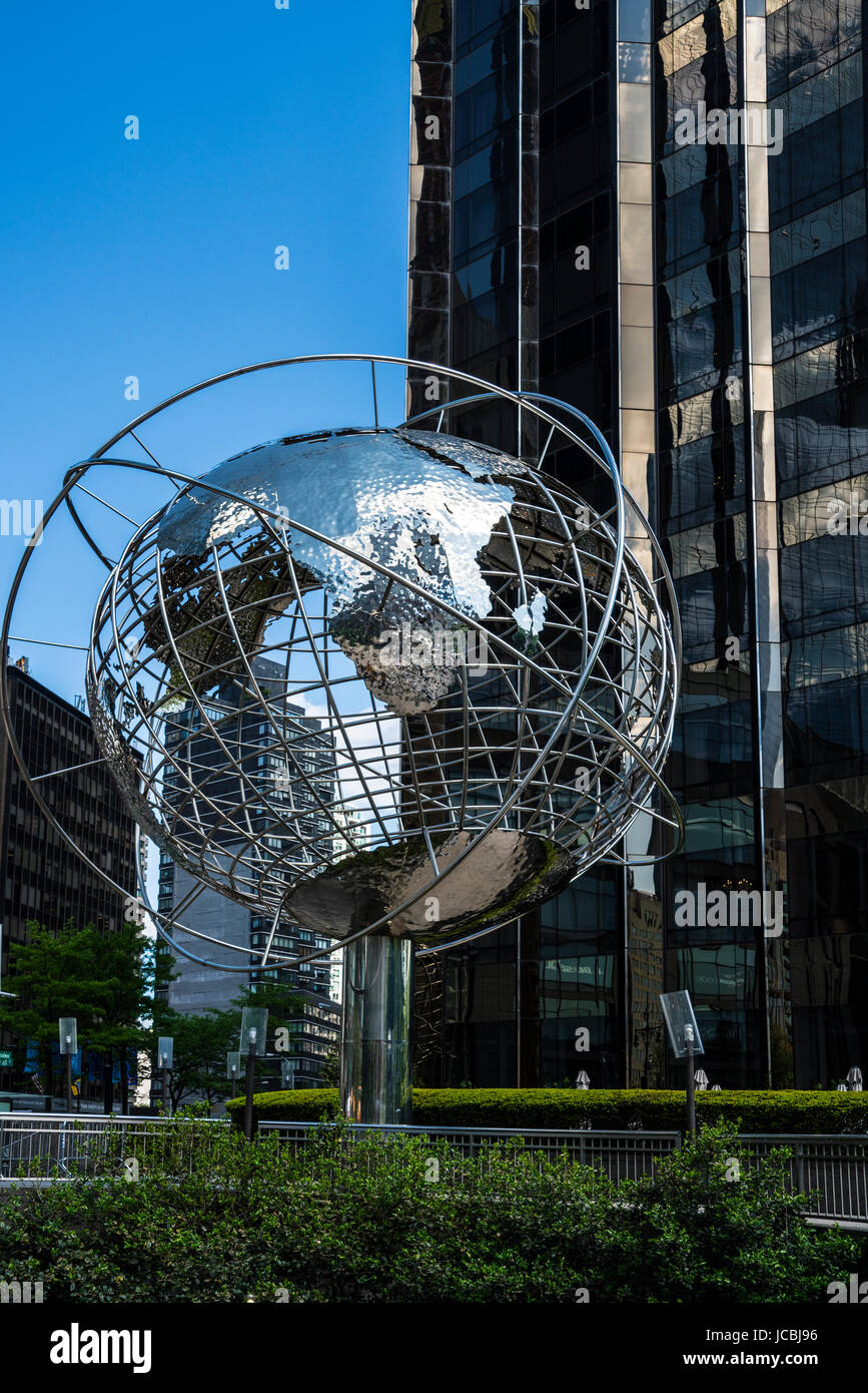 Grand globe d'acier en face de Trump International Hotel à New York Banque D'Images