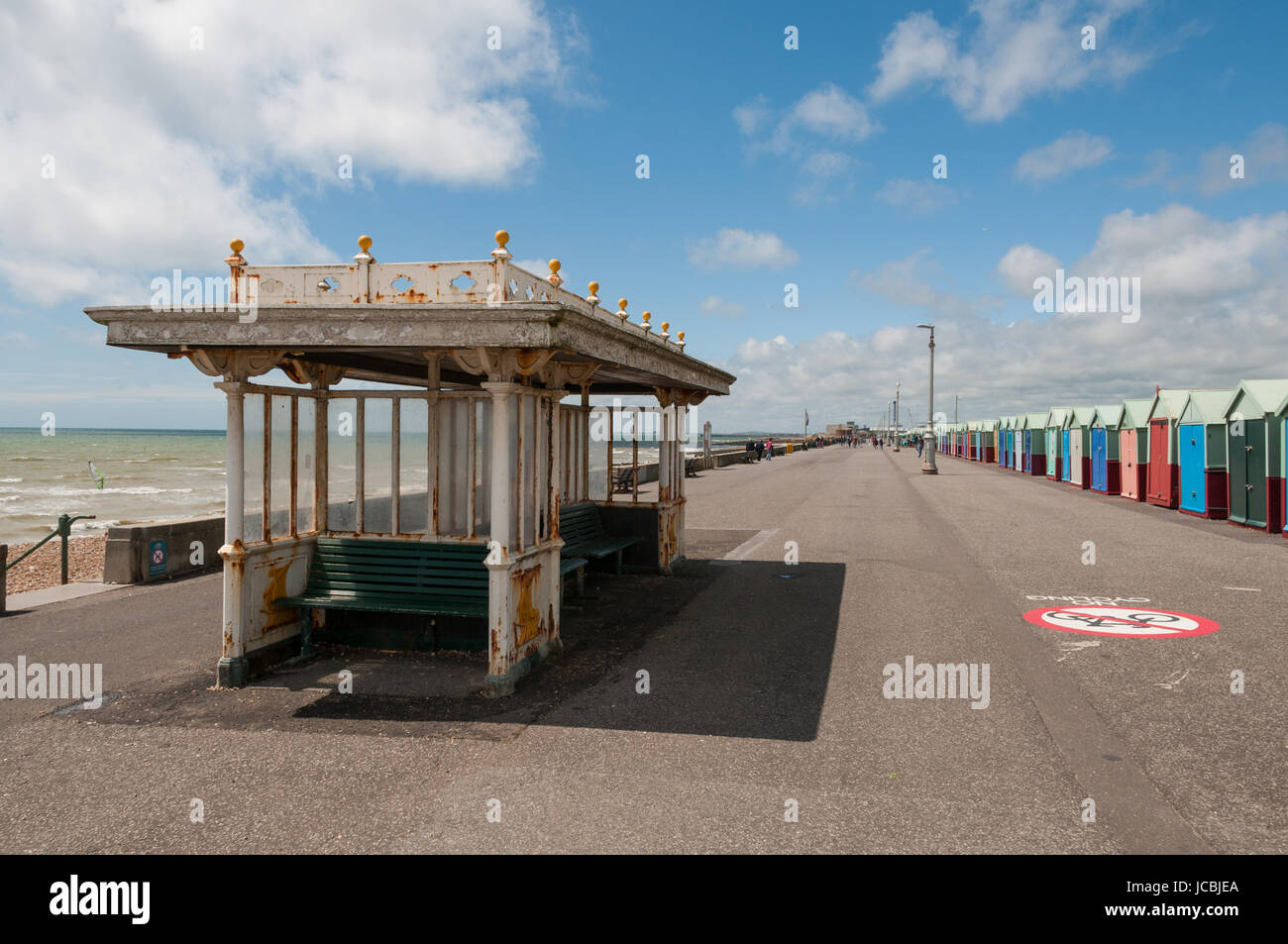 L'abri du vent, la plage de Brighton, Royaume-Uni Banque D'Images