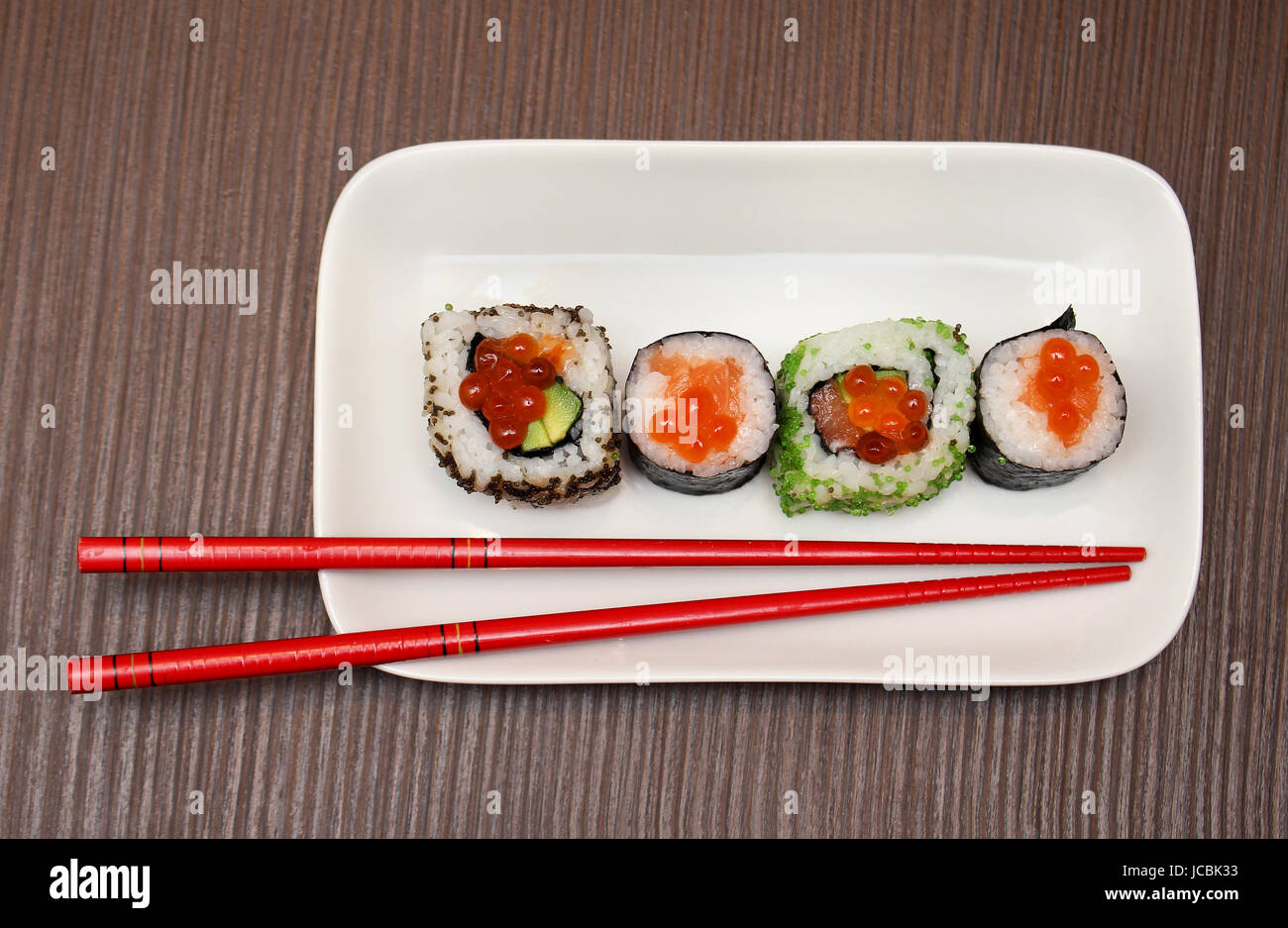 Sélection de sushis servis sur plaque blanche avec des baguettes Banque D'Images