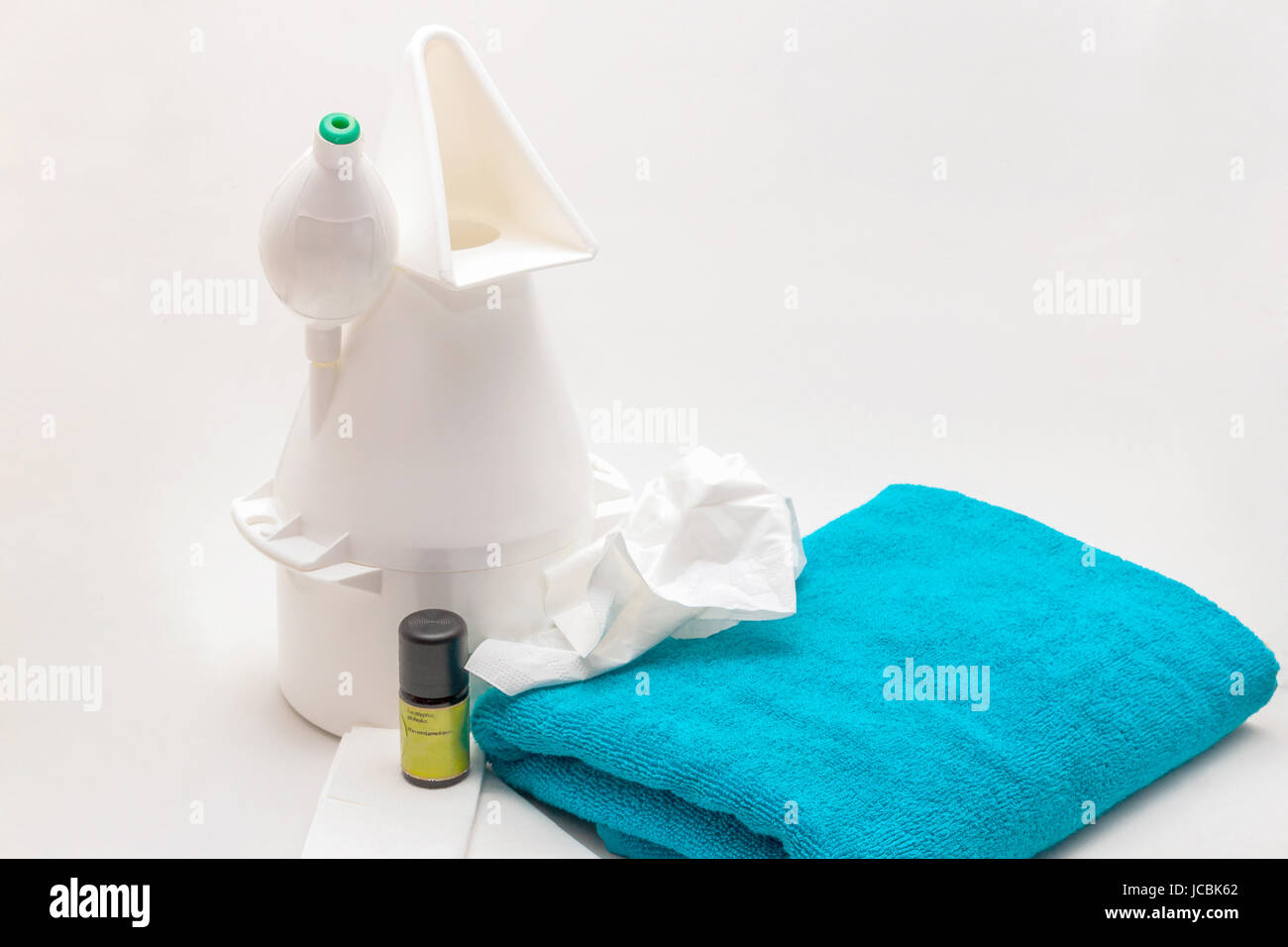 Inhalationsgerät Eukalyptusöl Papiertaschentüchern und mit, Rigel vor weißem Hintergrund Banque D'Images