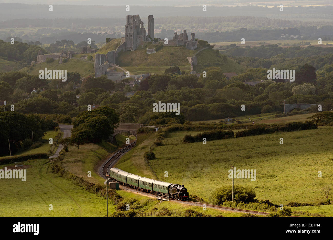 Train à vapeur avec une toile de Corfe Castle sur le chemin de fer Swanage dans le Dorset England UK Banque D'Images