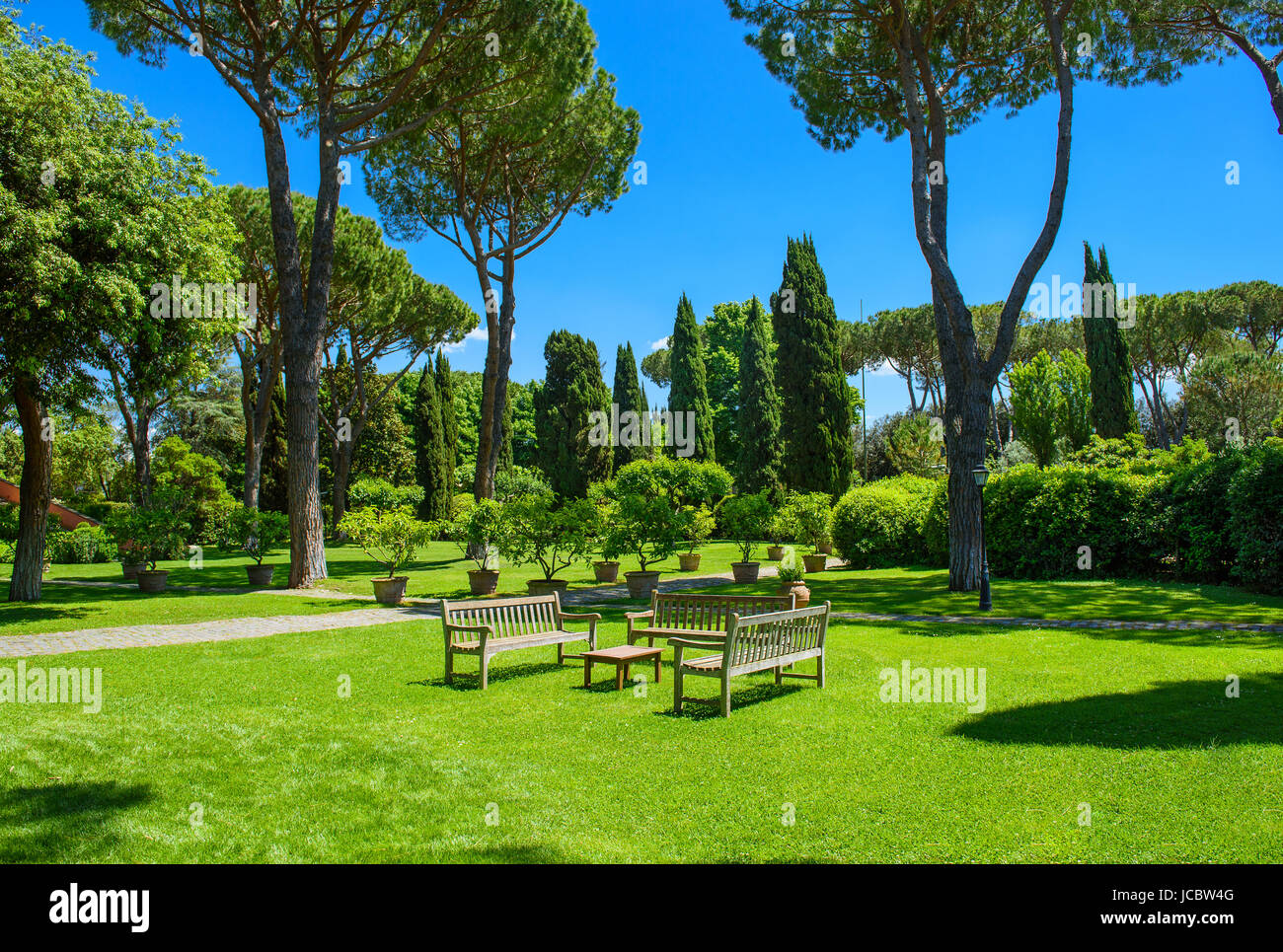 Des bancs et une table dans le jardin, journée ensoleillée Banque D'Images