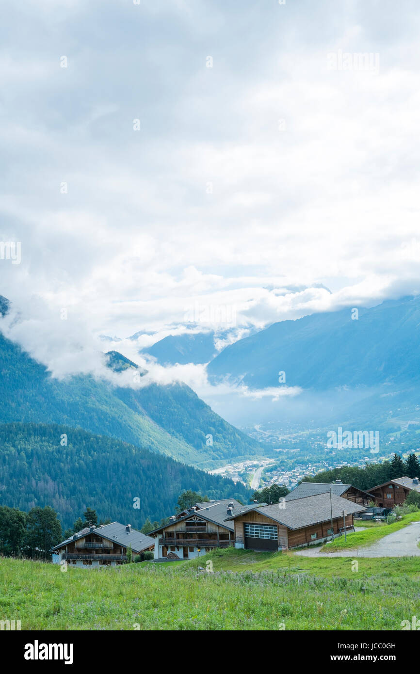 COL DE VOZA, FRANCE - Le 24 août : Chalets au village des Houches dans l'arrière-plan. Les Houches est un des villages Tour du Mont Blanc. 24 août 2014 dans le Col de Voza. Banque D'Images