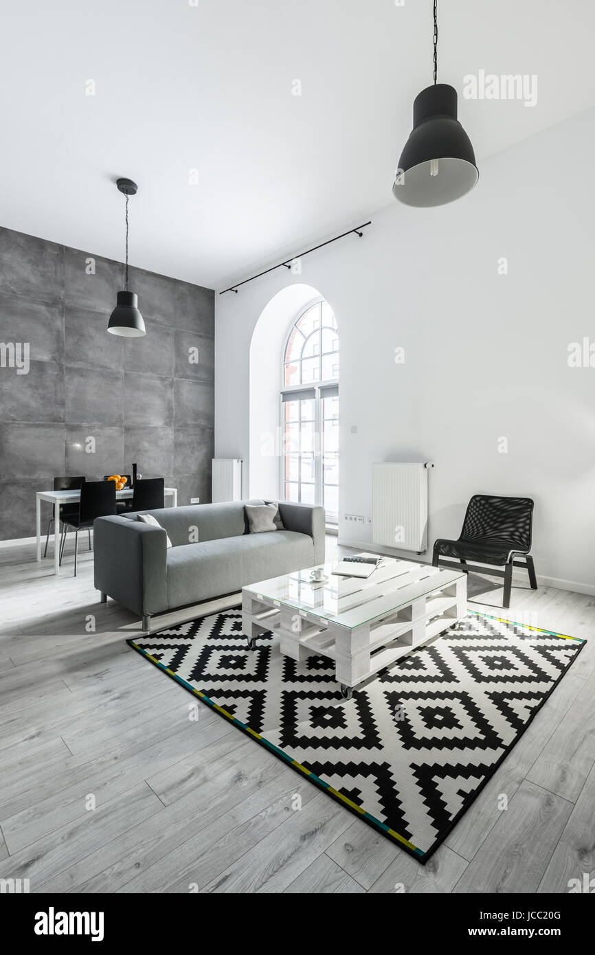 Loft avec séjour ouvert avec canapé et table de palettes Banque D'Images