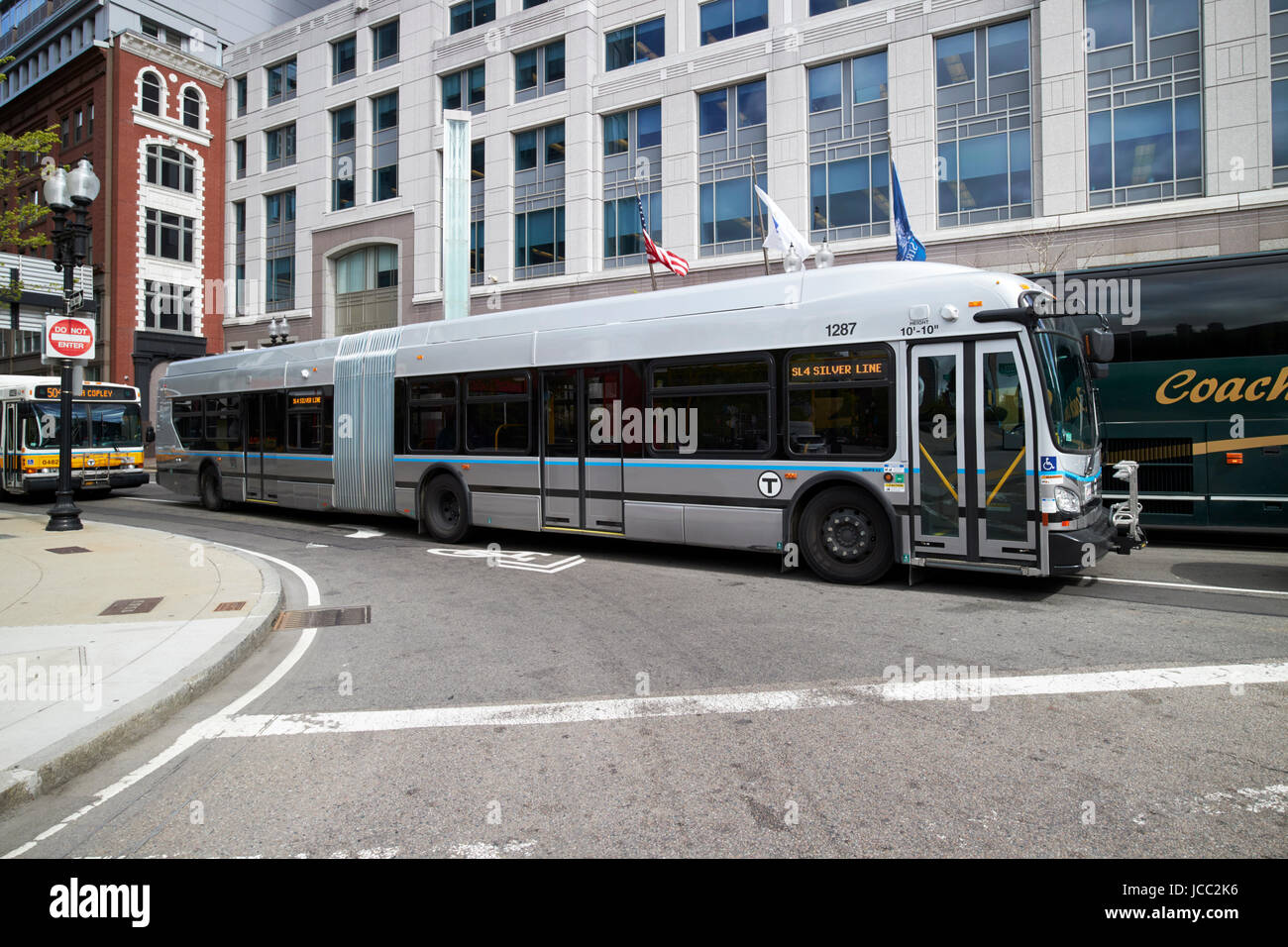 Boston ligne mbta silver xde60 bus articulé USA Banque D'Images