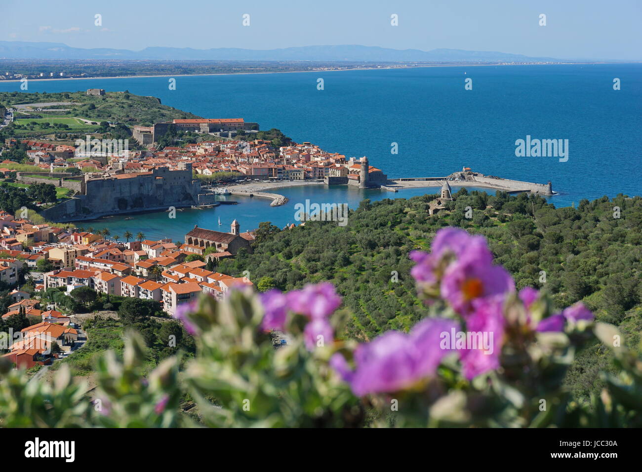 Le village médiéval de Collioure, sur la côte de la mer Méditerranée dans le sud de la France, vu depuis les hauteurs, Languedoc Roussillon, Pyrénées Banque D'Images