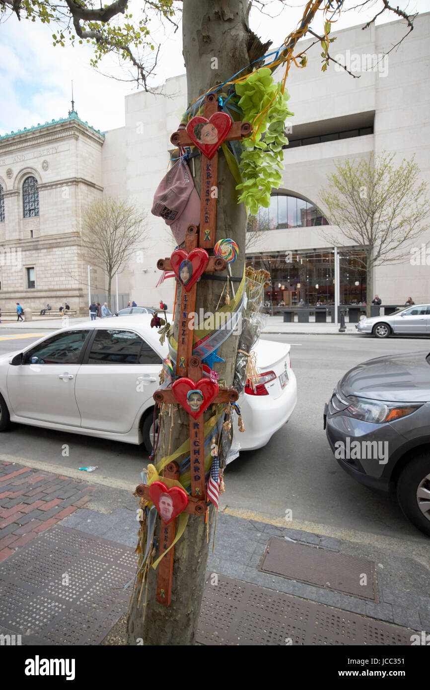 Monuments commémoratifs pour les victimes des bombardements du marathon de Boston à l'emplacement de l'une des explosions Boston USA Banque D'Images