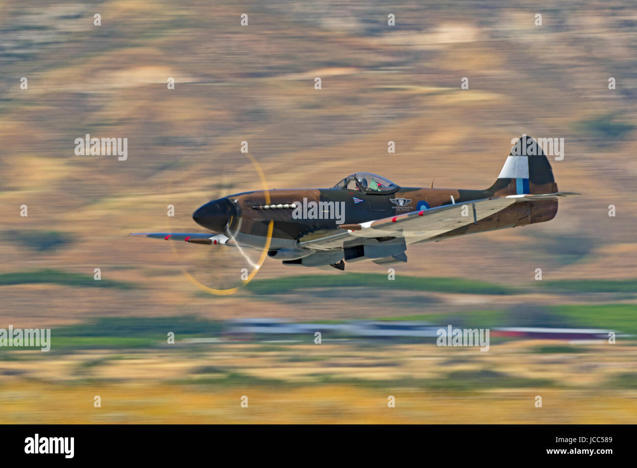 La DEUXIÈME GUERRE MONDIALE avion sous-marin britannique RAF Spitfire volant à air show en Californie Banque D'Images