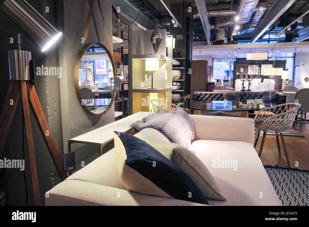 CB2 Furniture Store intérieur, NYC, USA Banque D'Images