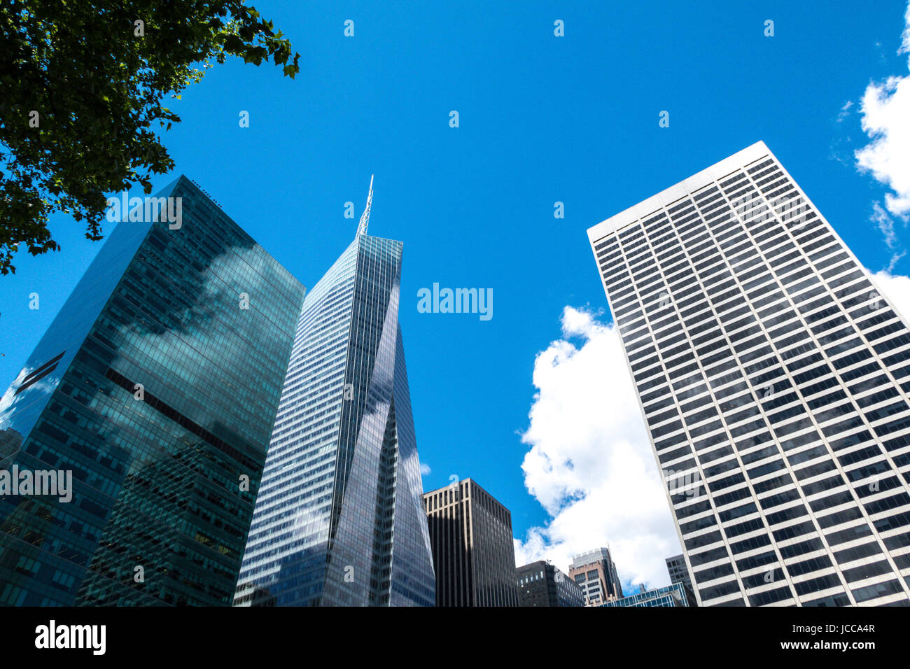 Regardant les gratte-ciel autour de Bryant Park, New York, USA Banque D'Images