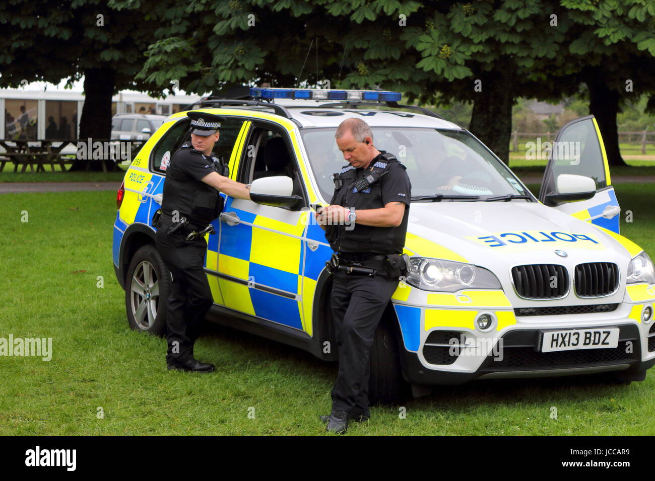 Beaulieu, Hampshire, UK - 29 mai 2017 : deux policiers britanniques de prendre une pause avec leur BMW voiture de patrouille Banque D'Images