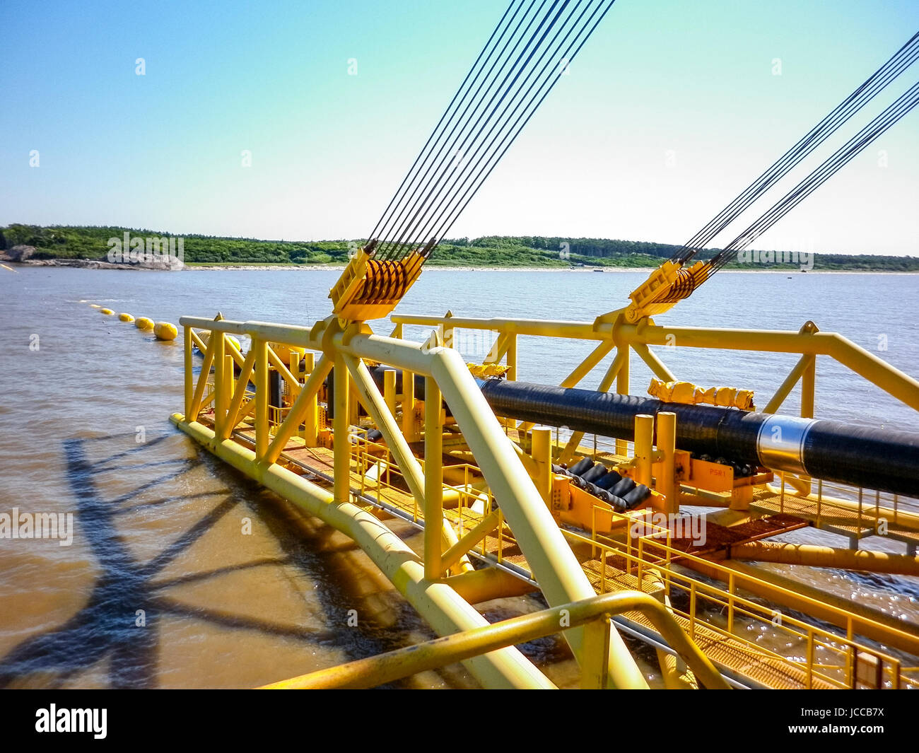 Descente de l'oléoduc jusqu'à un épuisement de fond avec la barge de pose de canalisation. L'installation du gazoduc sous-marin. Pose de conduites d'eau avec tuyau-ma belle (berçeuse Banque D'Images