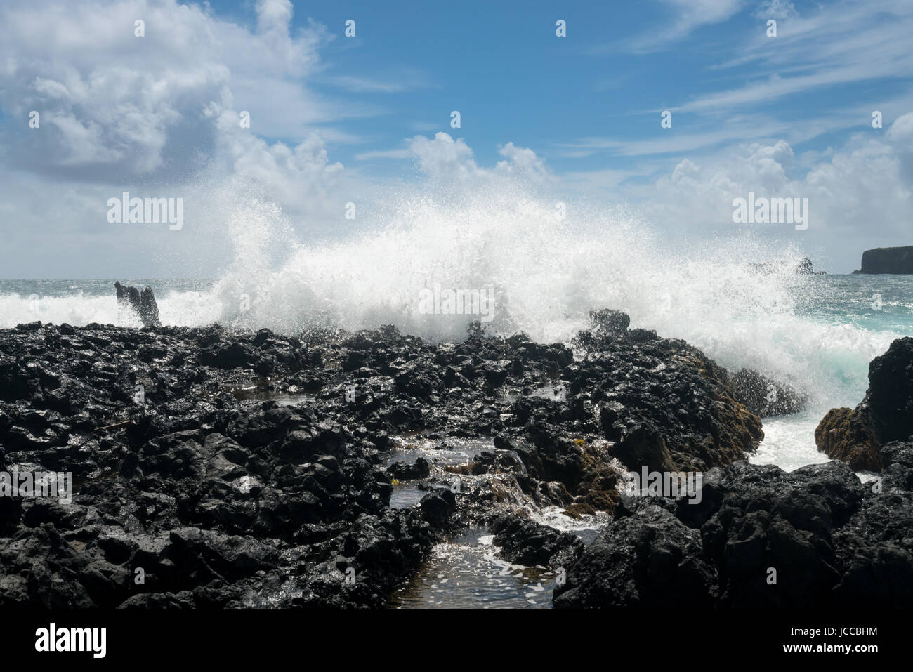 Océan Pacifique se brise contre des roches de lave à Keanae Banque D'Images