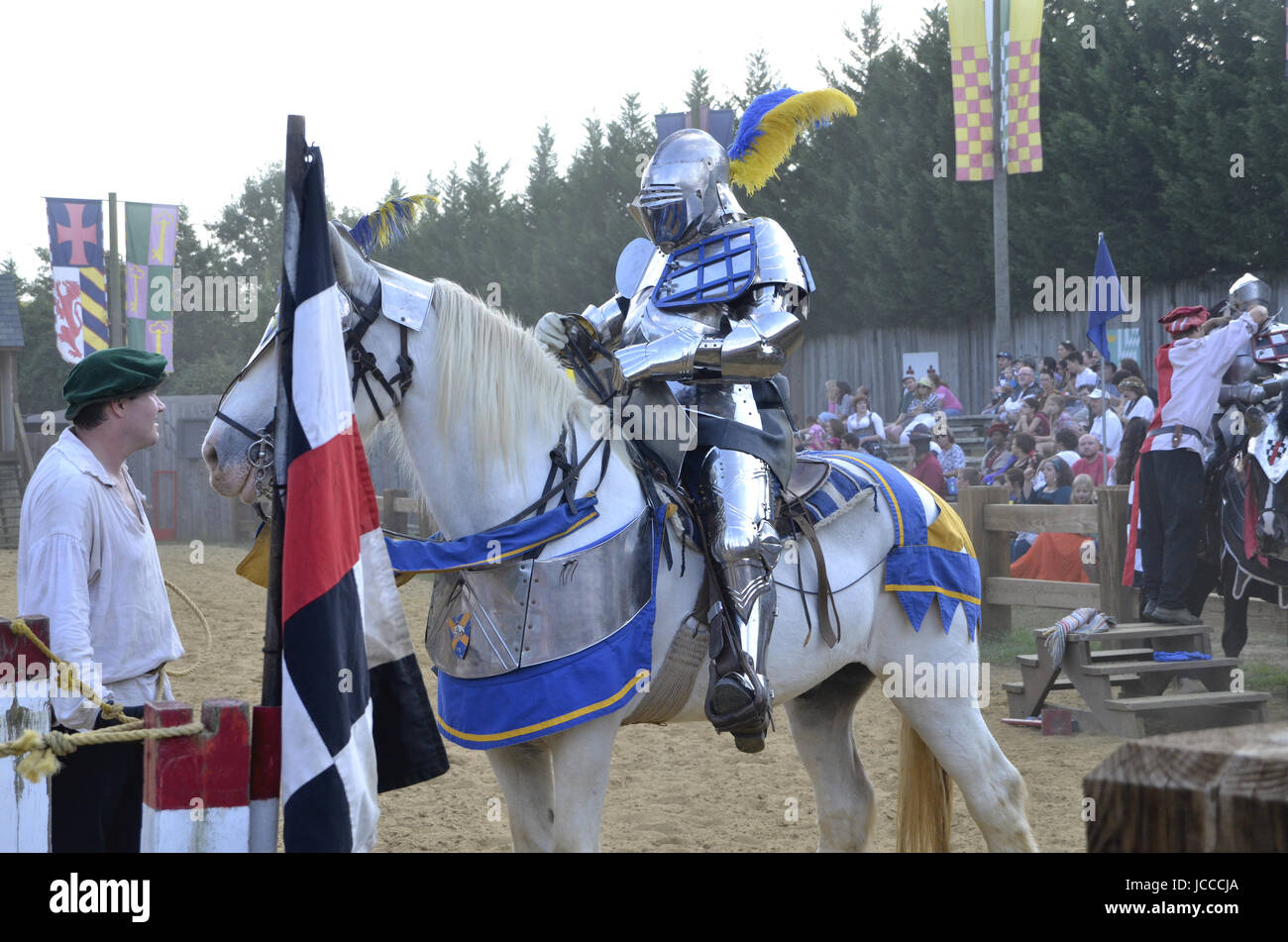 Chevalier sur un cheval à une fête médiévale Banque D'Images