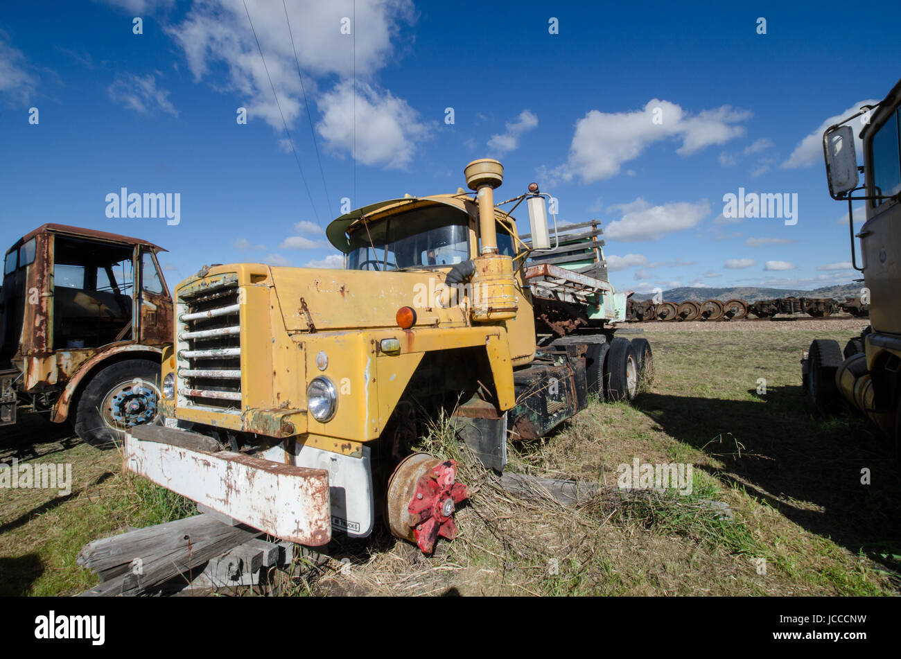 Un camion Mack jaune abandonné dans un cimetière de véhicules, Banque D'Images