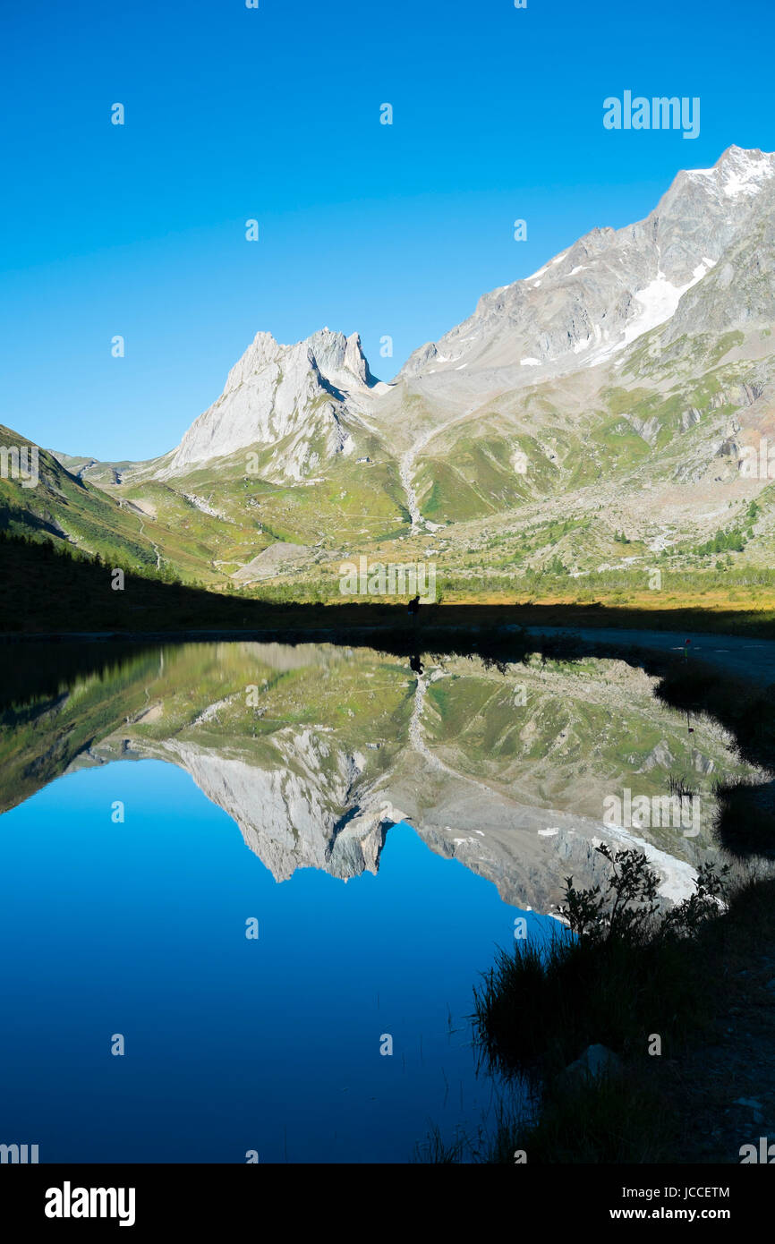 Pyramides Calcaires reflétée sur les eaux du lac Combal en Val Veny, Italie Banque D'Images