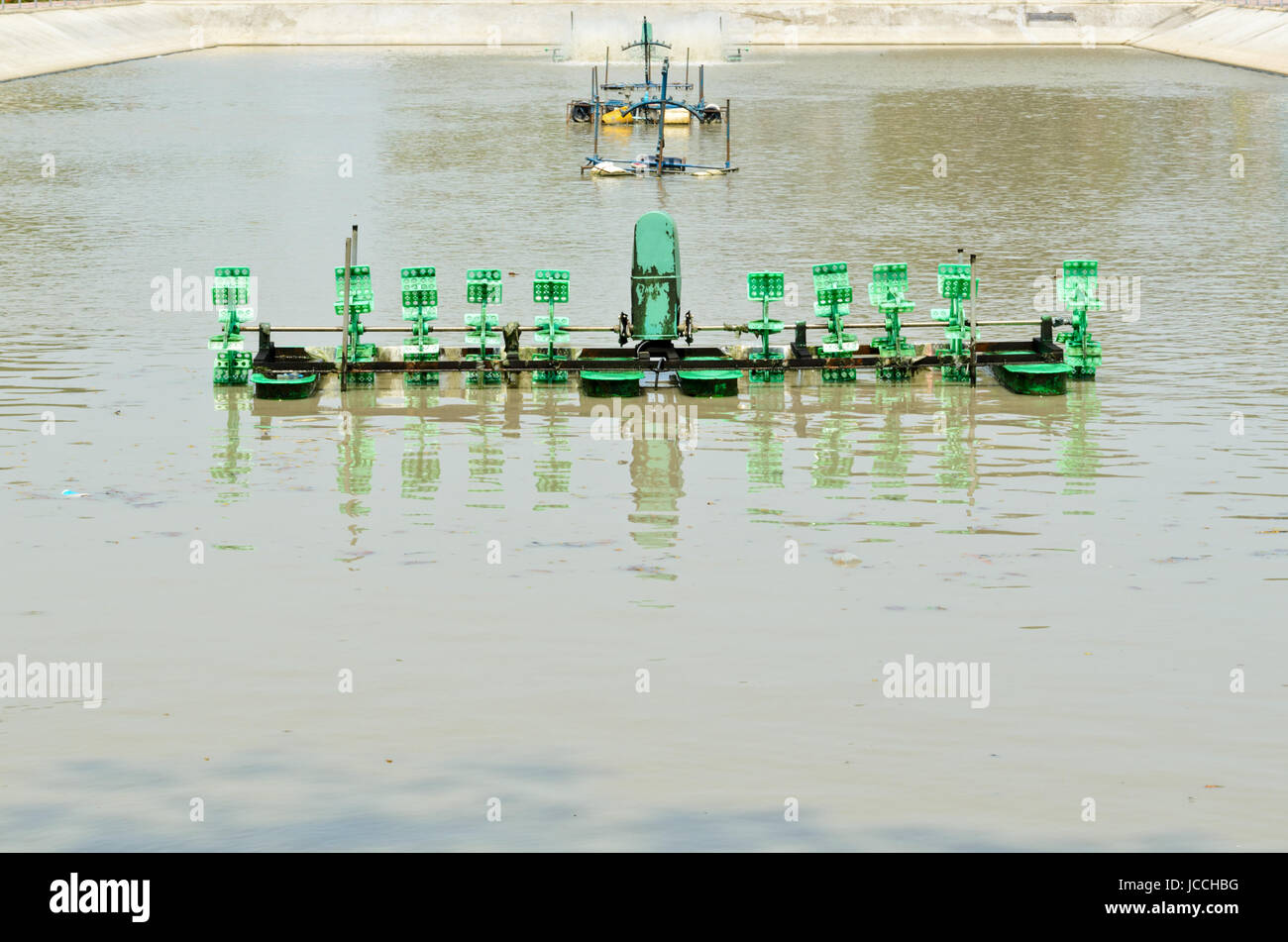 Ajout d'oxygène de la pompe à l'eau pour le traitement des eaux usées dans les petites usines. Banque D'Images