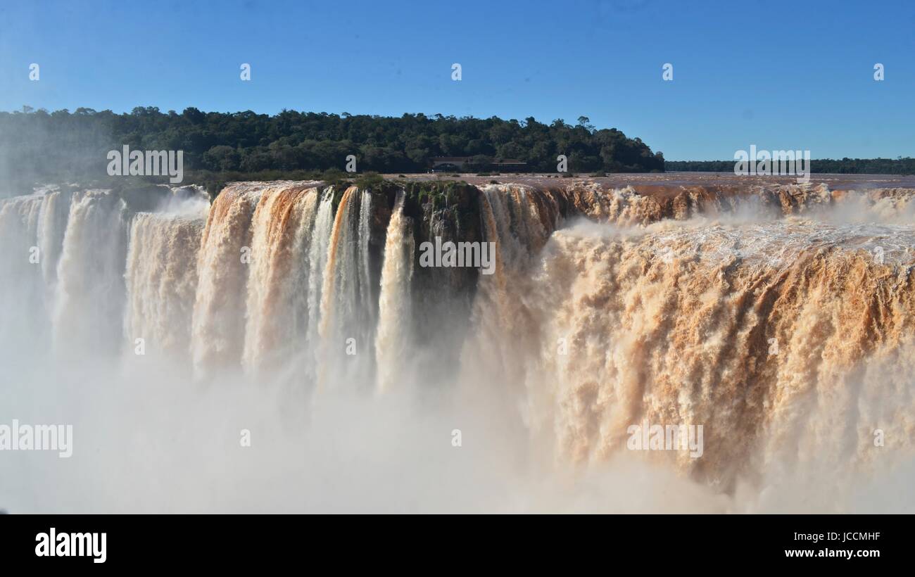 L'Iguazu, Iguazu Falls, chutes d'Iguaçu, ou des chutes d'Iguaçu sont les cascades de la rivière Iguazu à la frontière de l'Argentine et le Brésil Banque D'Images