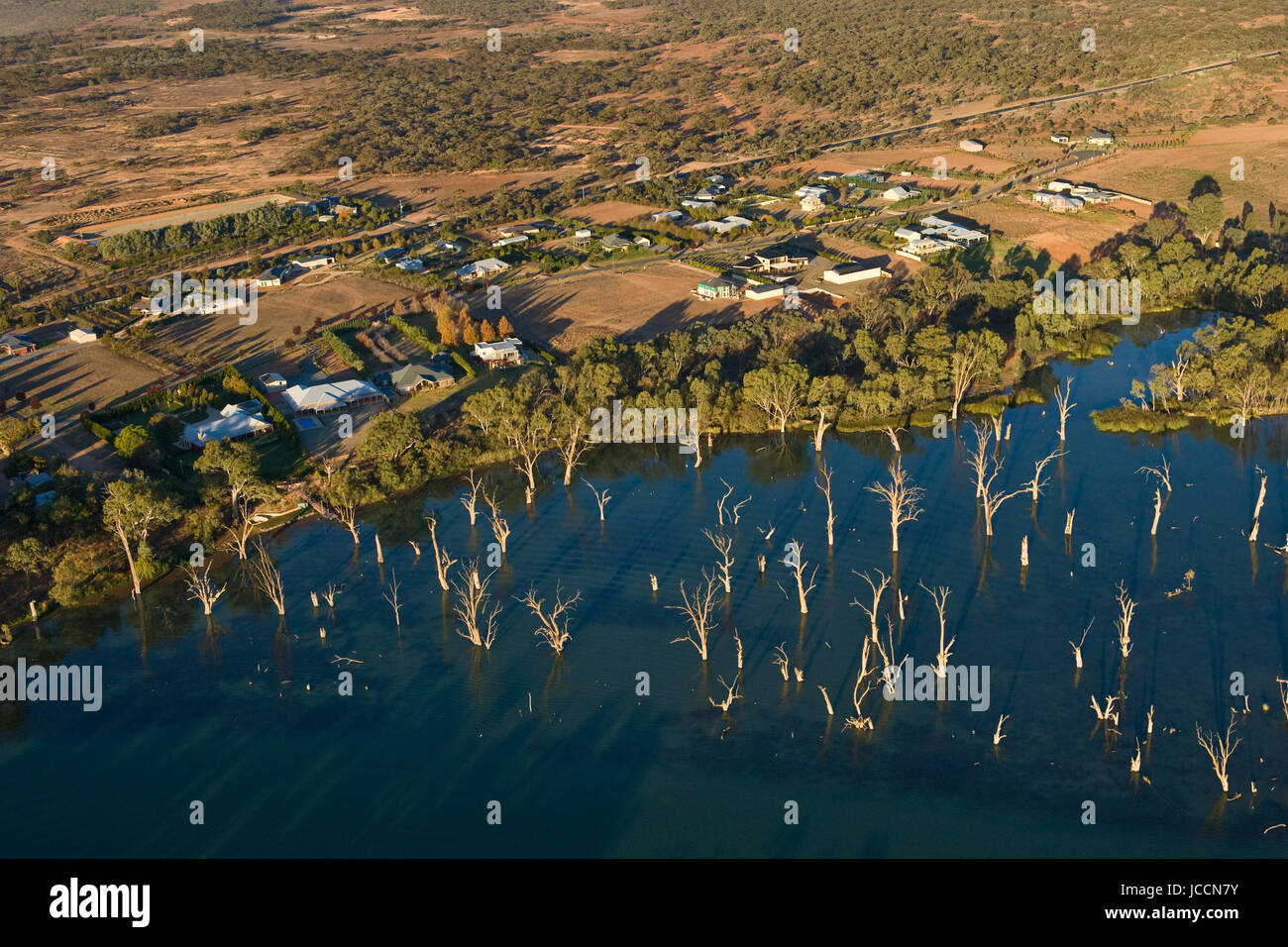 Vue aérienne de la rivière Murray à Gol Gol, une petite ville sur la Nouvelle-Galles du côté de la rivière près de Mildura. Vignobles et vergers sont à resnum Banque D'Images