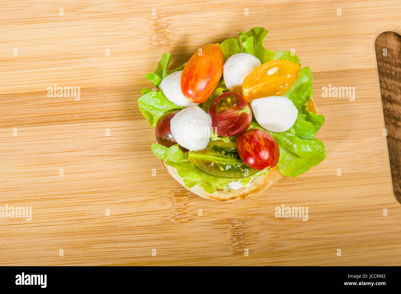 Muffin anglais sandwich avec du fromage à la crème et heirloom tomatoes Banque D'Images