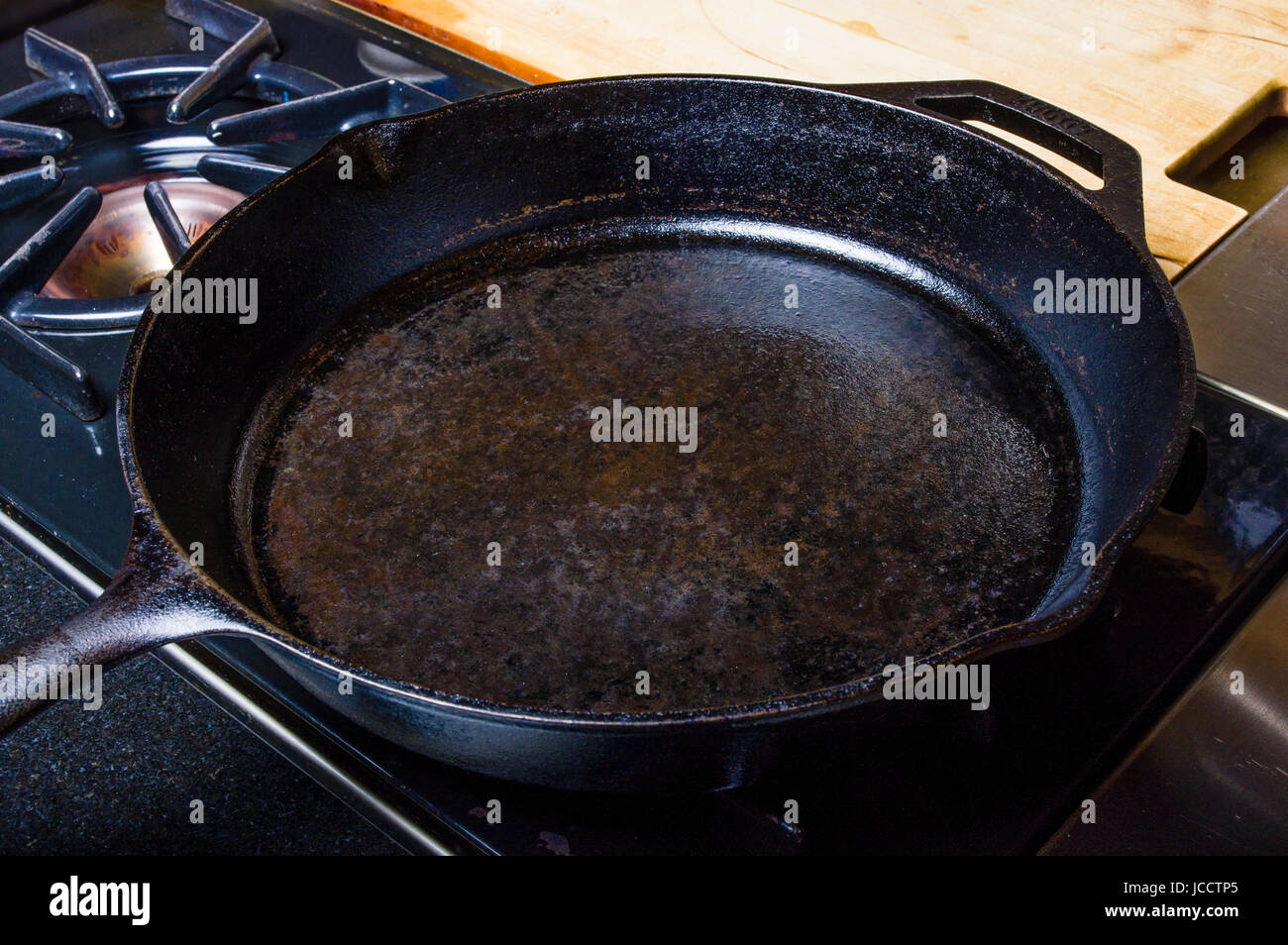 Poêle en fonte sur cuisinière oild et prêt à l'emploi Banque D'Images