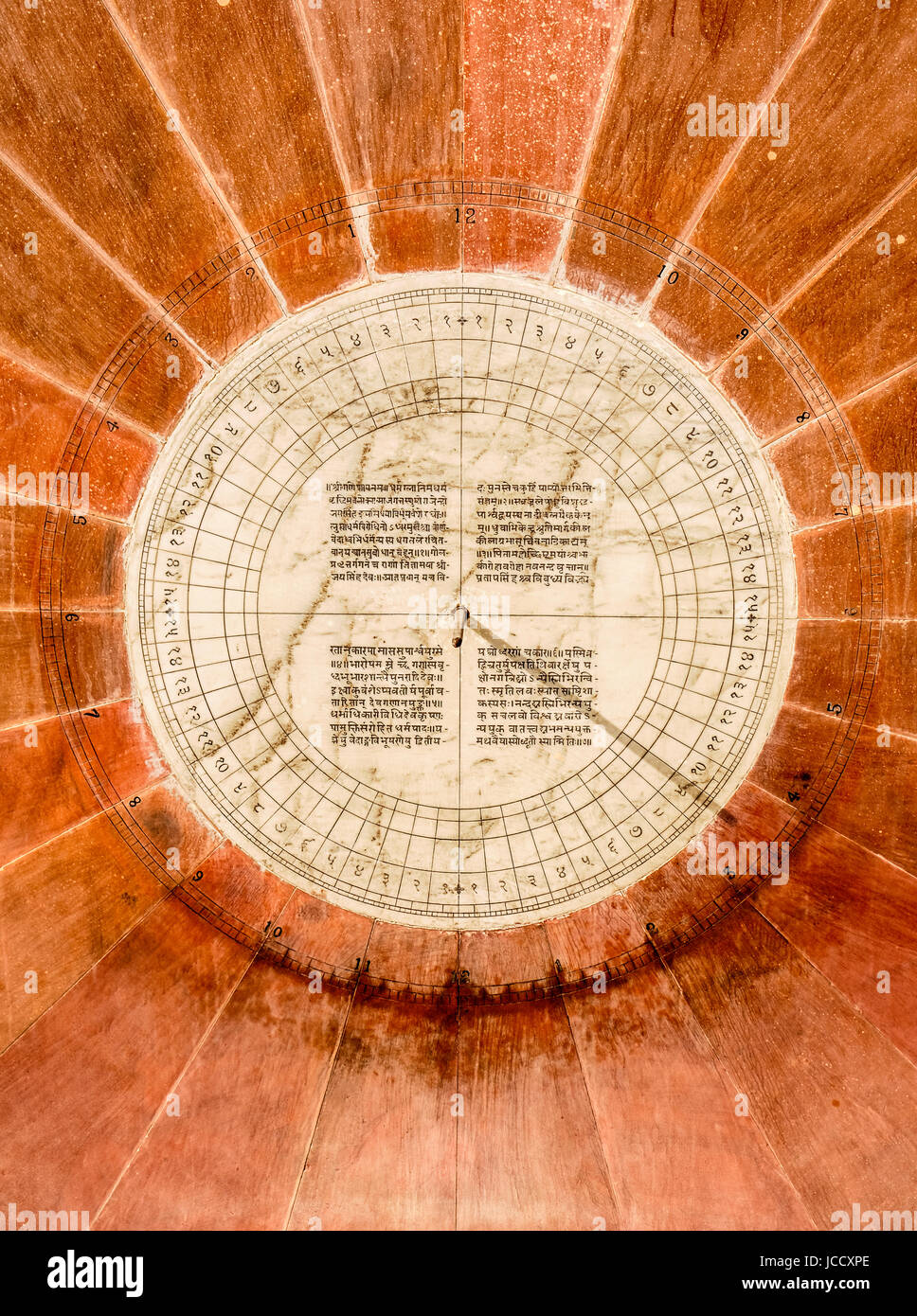 Un cadran solaire fait de marbre incrusté d'une inscription est situé dans l'Observatoire royal à Jaipur, Inde. Banque D'Images
