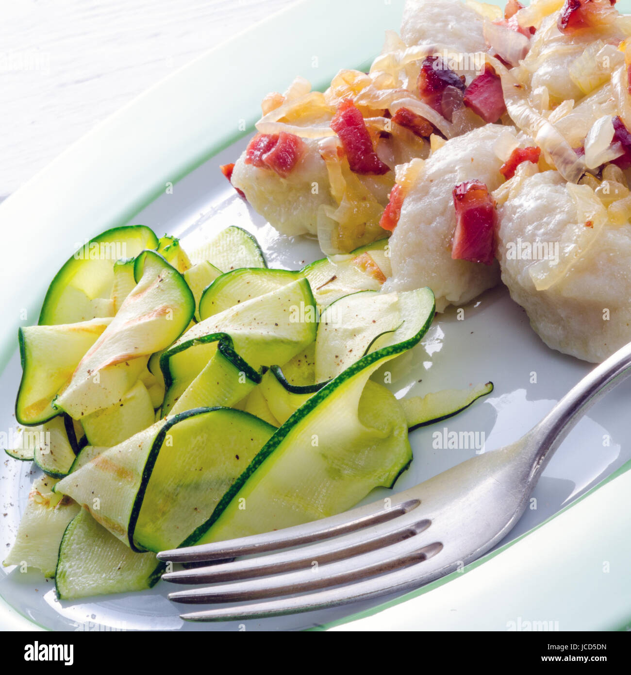 Boulettes de Silésie avec Bacon et courgettes Banque D'Images