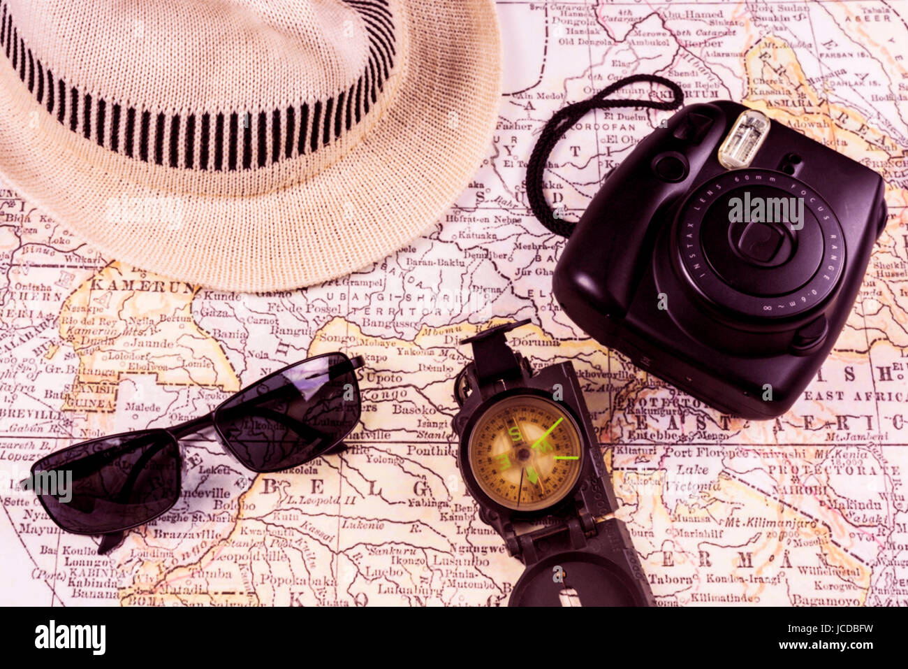Carte ancienne avec appareil photo vintage, lunettes, boussole et white hat (Fedora). Effet Polaroid appliqué à chercher un style rétro Banque D'Images