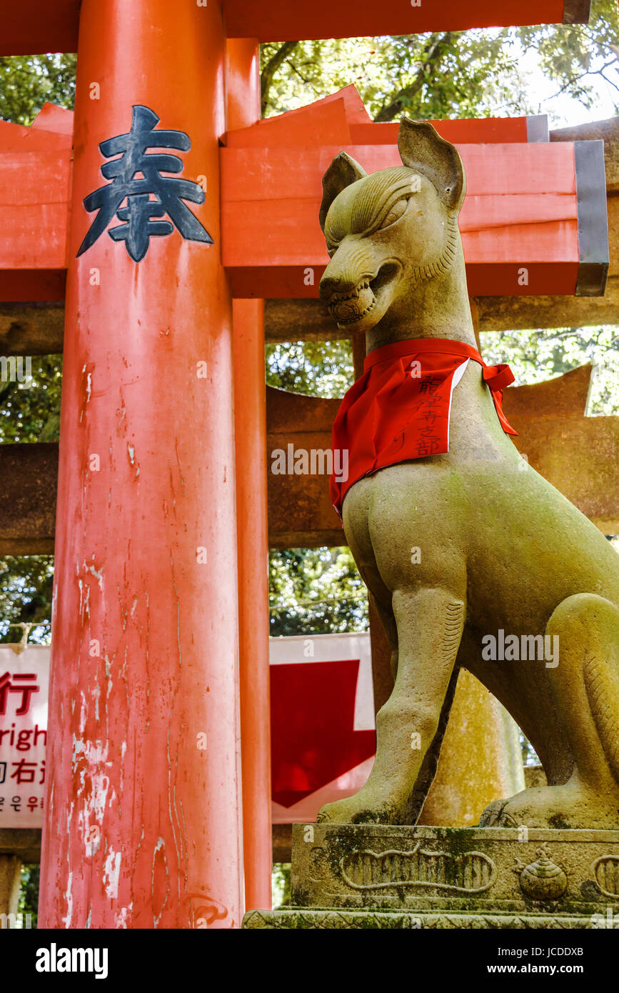 Fushimi Inari Taisha, Torii portes. et fox statue. Banque D'Images