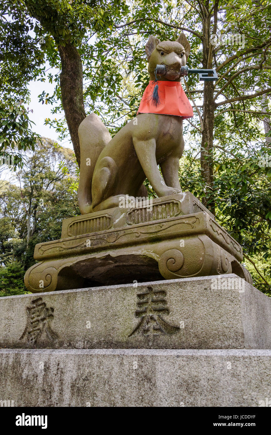 Fushimi Inari Taisha, et statue en pierre fox. Banque D'Images